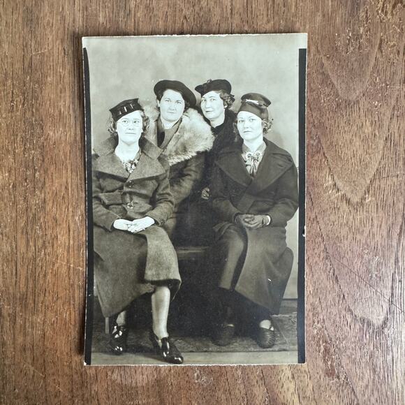 Vintage Photobooth Studio Photography‎ Group of 4 Women Girlfriends Best Friends - Picture 4 of 10